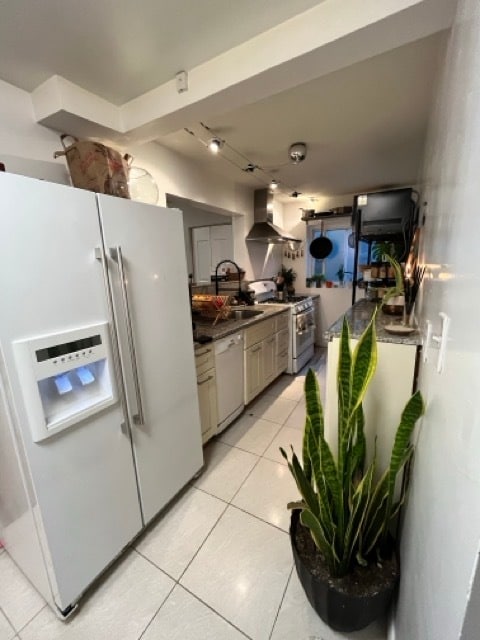 Fridge w/ Ice Maker - 1482 Innes Avenue