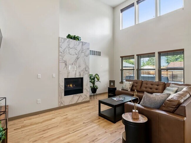 Foto del edificio - 4 or 5 Bedroom Single Family Dream Home Aw...