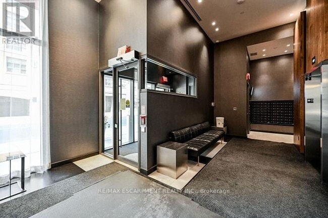 Building Photo - 435 Richmond St W