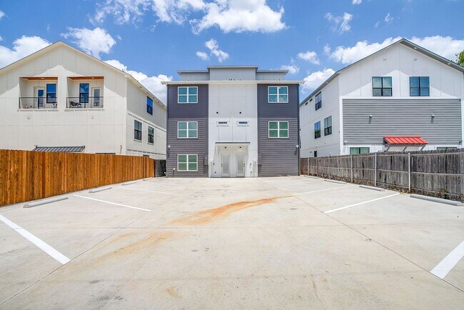 Foto del edificio - 3214 Forest Park Blvd