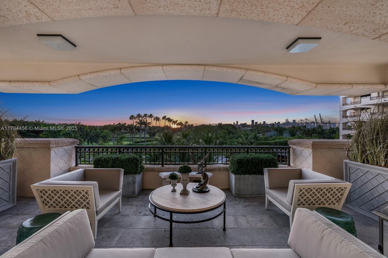 Foto principal - 7041 Fisher Island Dr