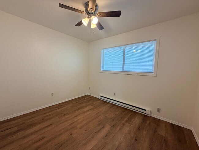 Building Photo - Charming 2 Bedroom Unit in NE Portland Water/ Sewar & Garbage PAID FOR!!!
