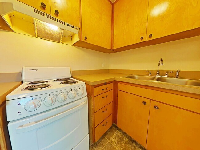 Foto del edificio - 1 Bedroom Apartment ~ Close to Campus ~ Ca...