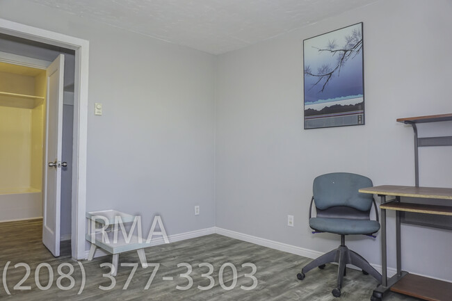 Building Photo - Studio Unit on Chinden Blvd in Garden City