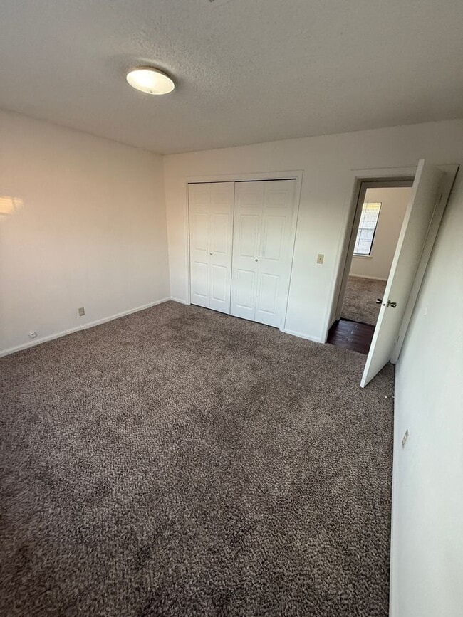 Building Photo - Duplex On West Quantico 3 bed