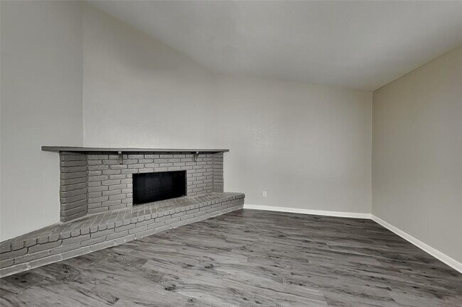 Building Photo - 627 Jeff Davis Dr