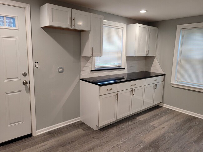 Foto del edificio - 8617 S Bennett Ave