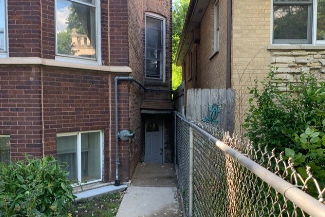 Main Entrance with Private Yard - 2844 W Dickens Ave