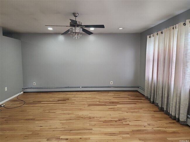 Building Photo - 642 Peconic Ave