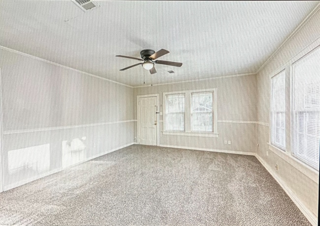 Building Photo - 208 W Lobit Ave