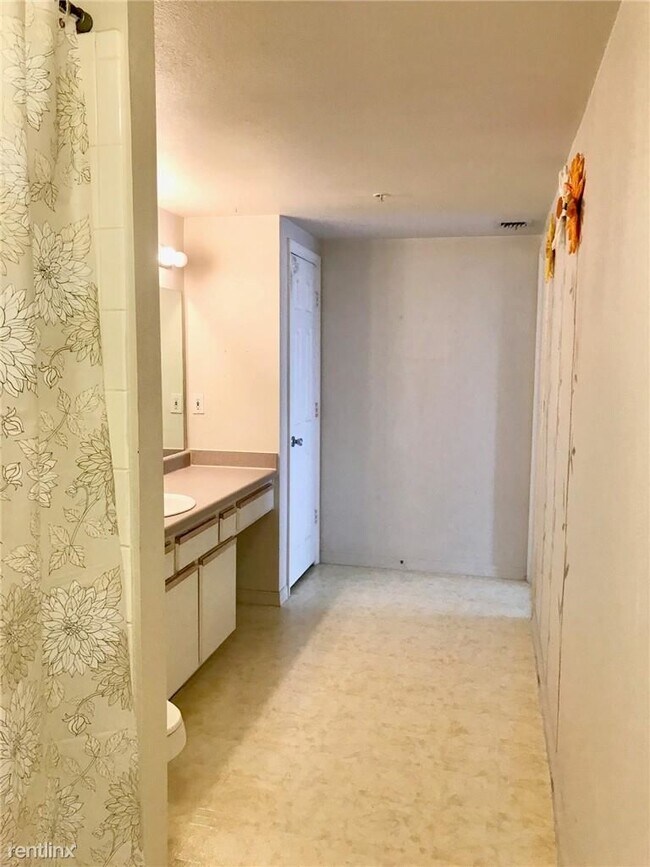 Building Photo - 1 br, 1 bath Condo - 11600 SW 2nd St Apt 212
