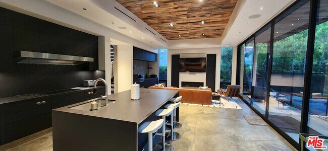 Foto del edificio - 546 Westbourne Dr