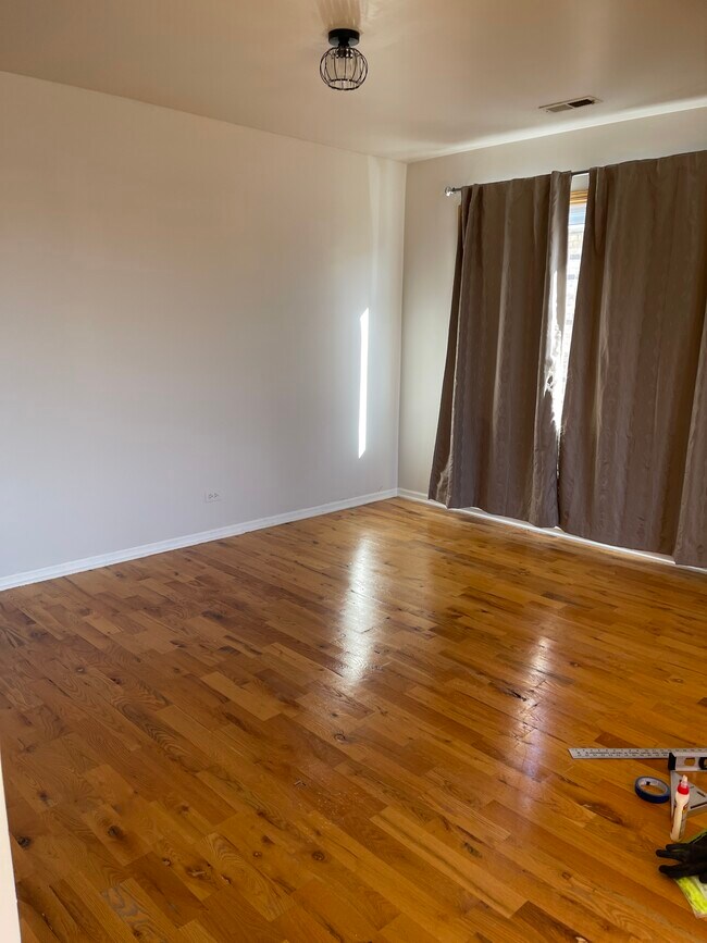 Dining room - 8833 N Greenwood Ave