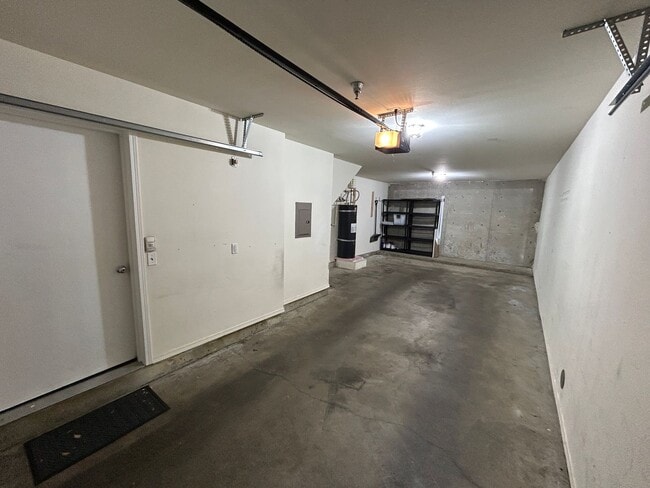 Building Photo - Gorgeous 2 bedroom 2 bath townhome availab...