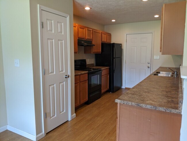 Building Photo - 4 Bedroom House in East Glenn