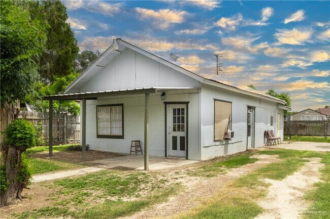 Building Photo - 606 E Kelly Ave