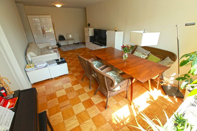 Foto del edificio - 320 E 46th St