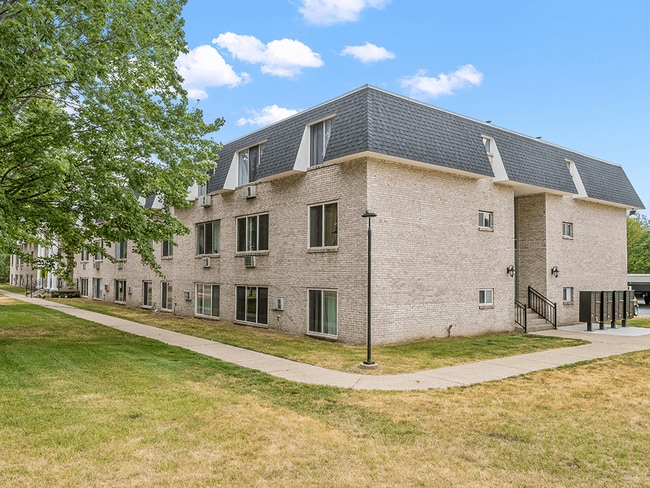 ¡Recorra nuestros apartamentos hoy mismo! - Shores of Roosevelt Park