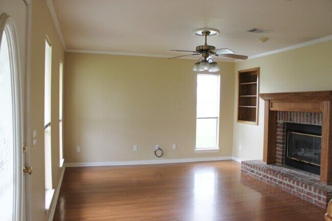 Foto del edificio - 1071 Hynds Ranch Rd