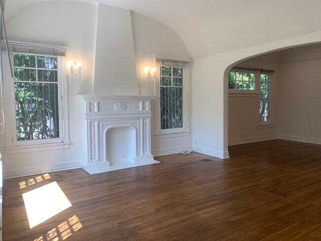 Building Photo - 1010 Havenhurst Dr