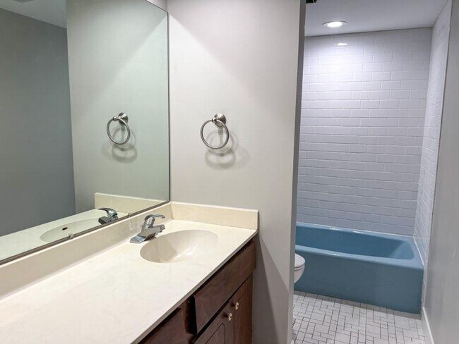 Foto del edificio - 8150 W Brookside Dr