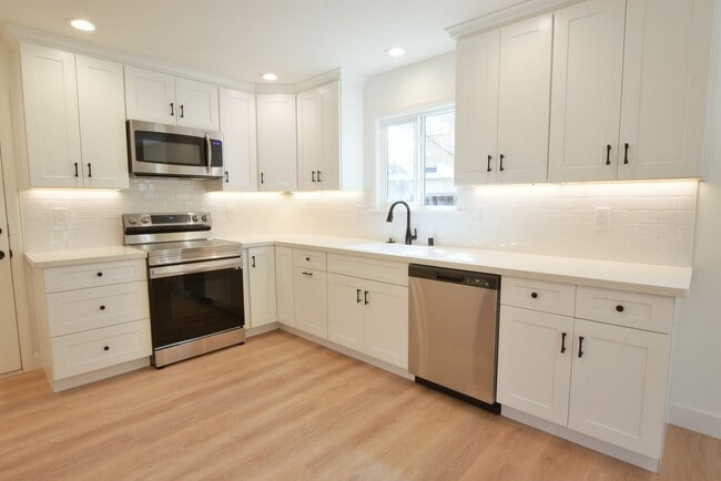 Foto del edificio - Beautifully Remodeled 3 Bedroom 2 Bath in Desirable Campbell Neighborhood