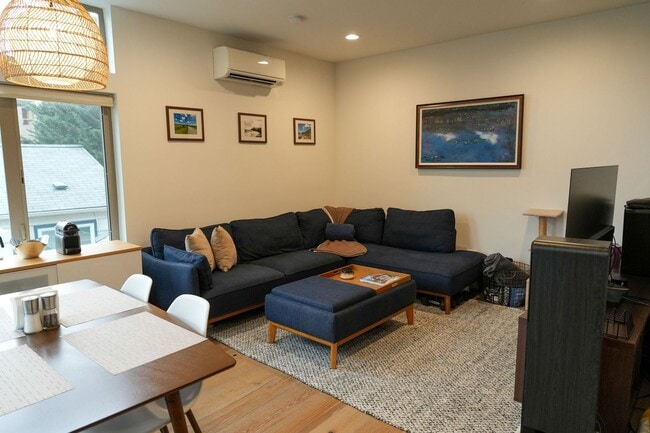 Building Photo - Bright Ballard Townhome – 2BR/2BA, 1,270 s...