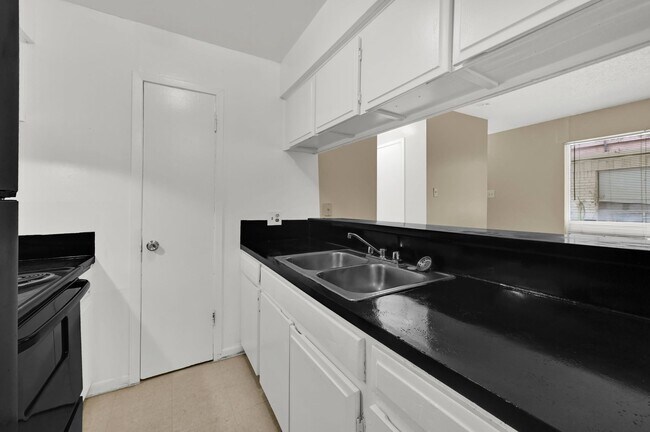 Building Photo - Make this charming studio your new home