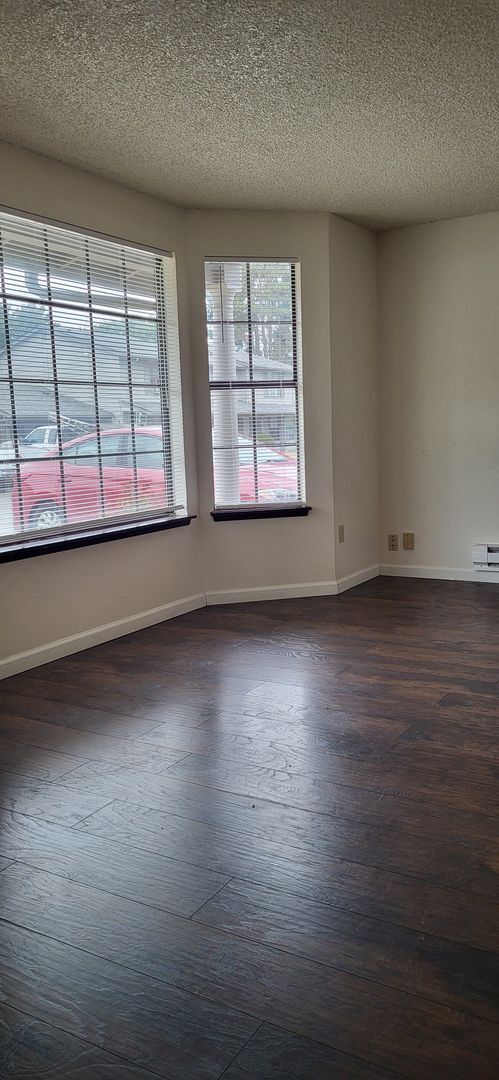 Building Photo - Nice 3 Bedroom 1 1/2 Bath Townhouse in Tacoma!