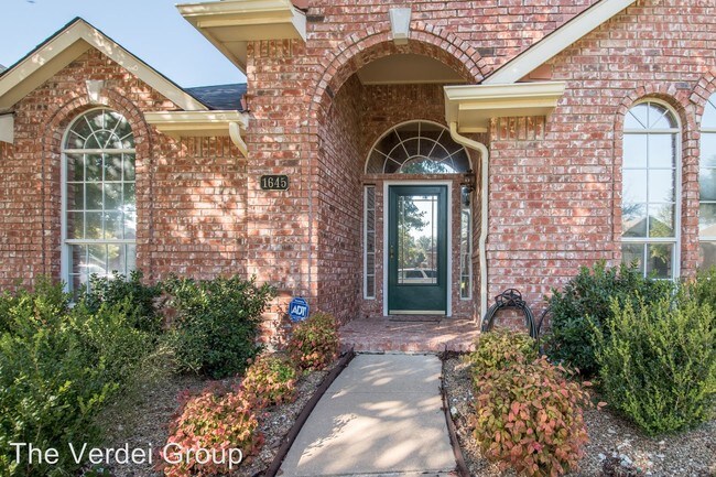 Building Photo - 1645 Bennington Dr