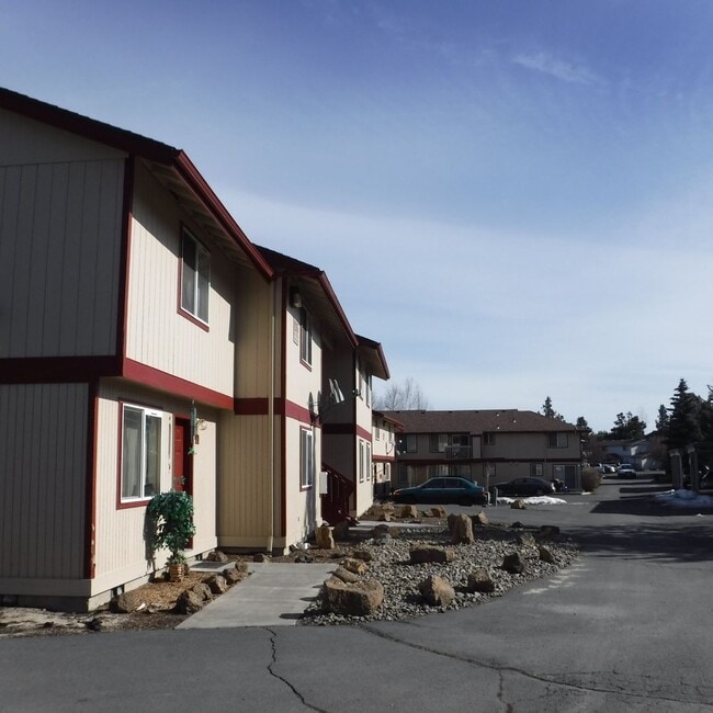 Building Photo - 2 Bed/1.5 Bath Apartment - NE Purcell Blvd