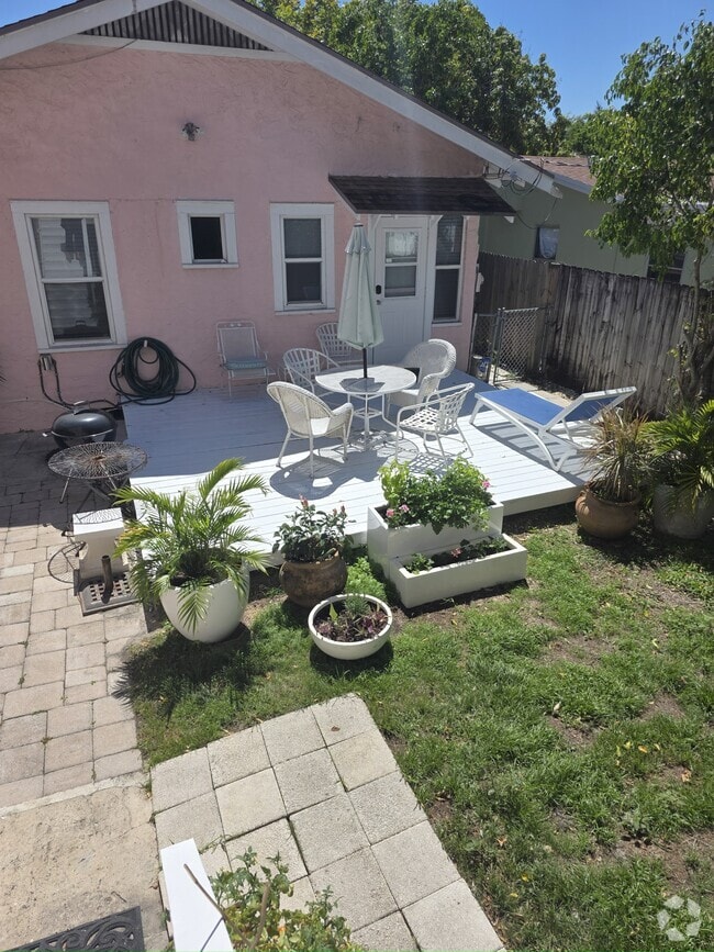 Building Photo - 429 Avenida Alegre