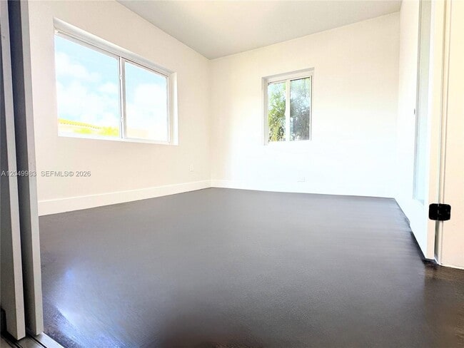 Foto del edificio - 7325 Byron Ave