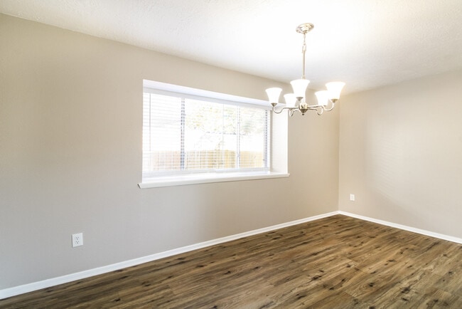 Building Photo - 10936 Pinewood Ct