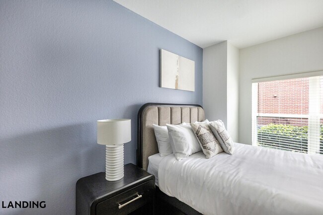 Building Photo - 20050 Oak Rd E