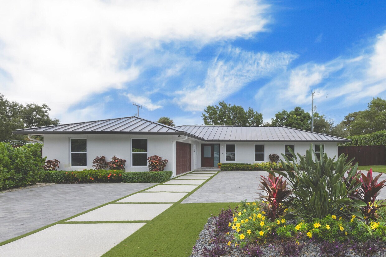 Primary Photo - 2501 W Edgewater Dr