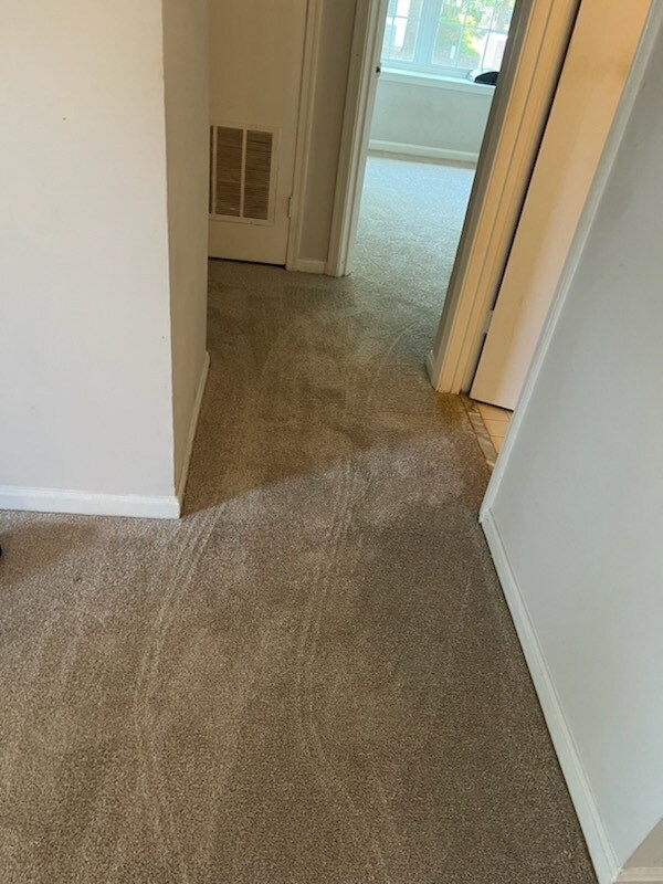 Saliendo de la sala de estar hacia el segundo baño y el segundo dormitorio. - 8630 Beekman Pl