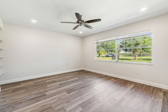 Building Photo - Charming 3/2.5 Home W/ 2 Car Garage on Ove...