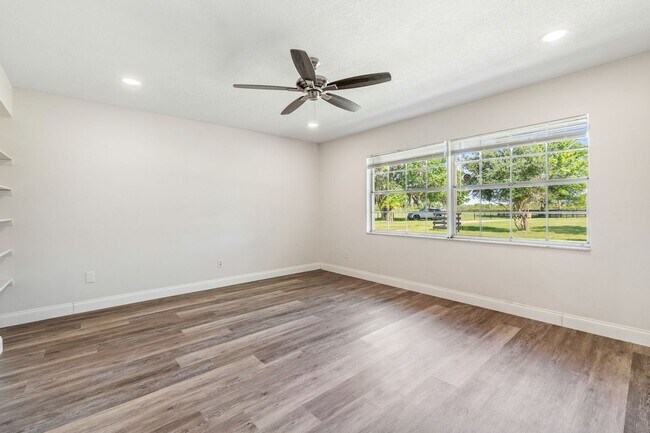 Foto del edificio - Charming 3/2.5 Home W/ 2 Car Garage on Ove...