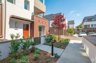 Building Photo - 609 S Lyon St