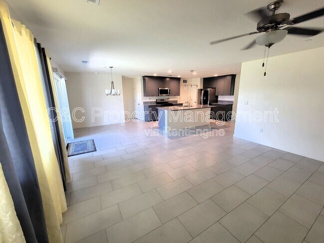 Foto del edificio - 1366 W Butterfield Ln