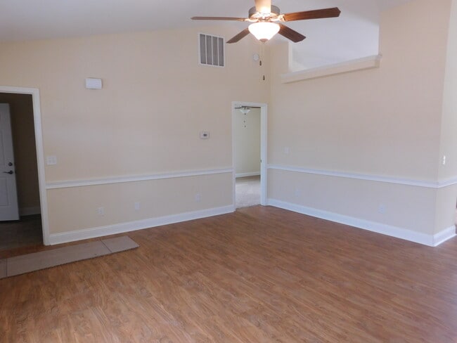 Building Photo - 302 Saratoga Ln
