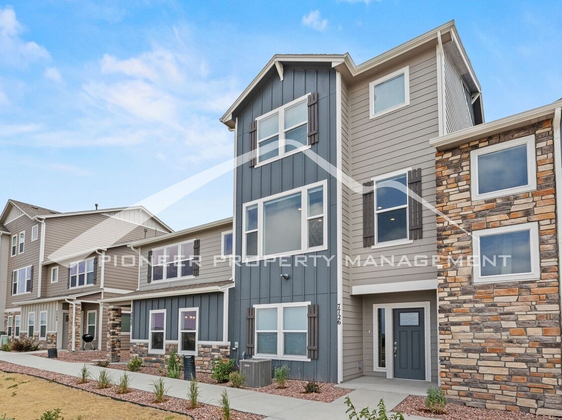 Primary Photo - Modern 3-Bed + Office. Multi-Level Townhou...
