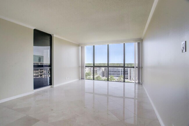 Building Photo - 5001 Woodway Dr