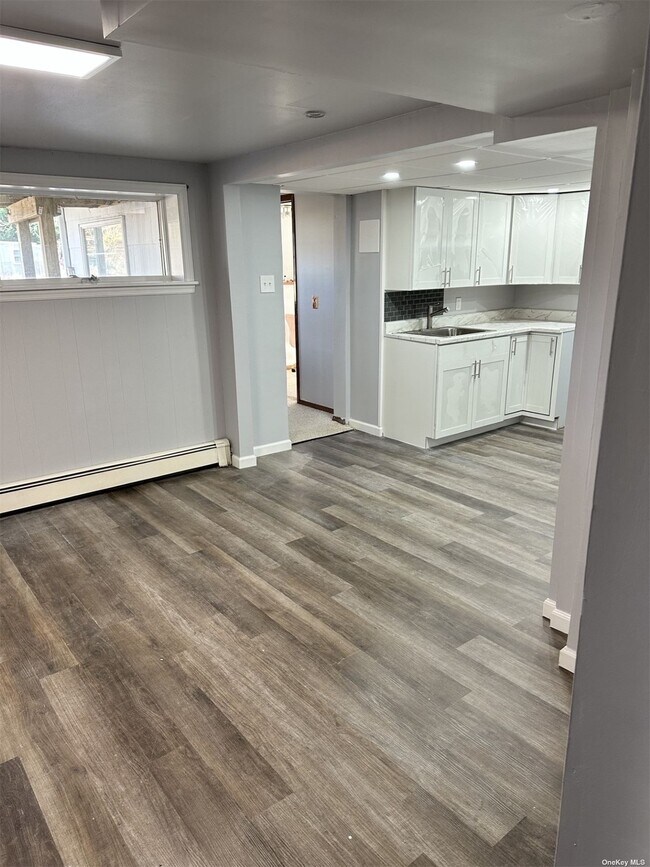 17 Baywood Ln Unit Lower, Bayport, NY 11705 Room for Rent in Bayport