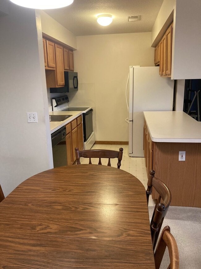 Building Photo - Two Bedroom Condo in Stadium Meadows!