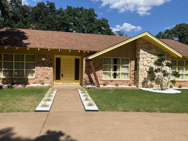 Building Photo - 3600 Gentry Rd