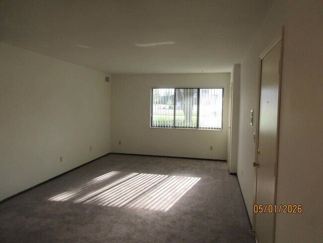 Foto del edificio - Available August/September 2026 Two Bedroom upper with balcony includes off street parking