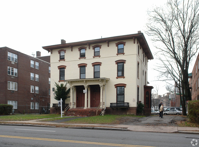 Foto del edificio - 903-905 Asylum Ave