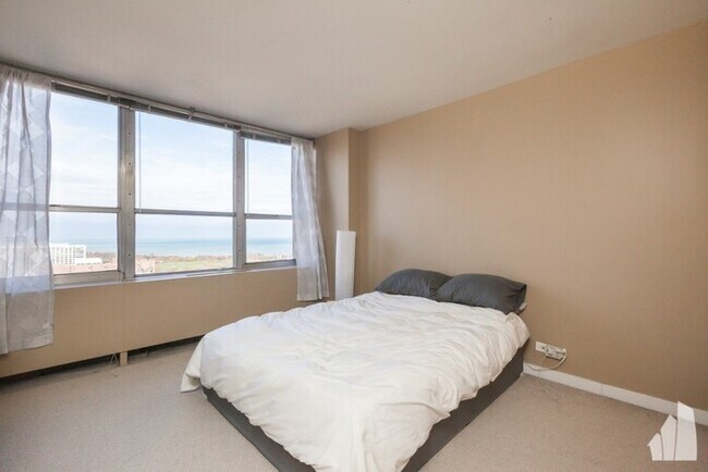 Foto del edificio - Beautiful 2 Bedroom Condo in Lakeview